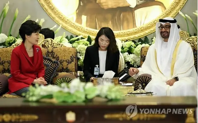 ムハンマド皇太子と歓談する朴槿恵大統領＝５日、アブダビ（聯合ニュース）