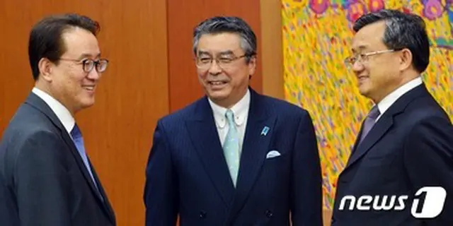 第10回日中韓高級SOMが11日にソウルで開催され、韓国外交部のイ・ギョンス（写真左）次官補と日本の杉山晋輔外務審議官（中央）、中国外交部のリュウ・シンミン（右）副部長が出席する。（提供:news1）
