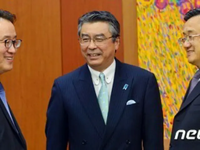第10回日中韓高級SOMが11日にソウルで開催され、韓国外交部のイ・ギョンス（写真左）次官補と日本の杉山晋輔外務審議官（中央）、中国外交部のリュウ・シンミン（右）副部長が出席する。（提供:news1）