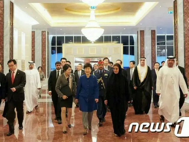 UAE（アラブ首長国連邦）を歴訪中である韓国の朴槿恵（パク・クネ）大統領は5日、リッパート駐韓米大使にお見舞いの電話をかけたことが伝えられた。（提供:news1）