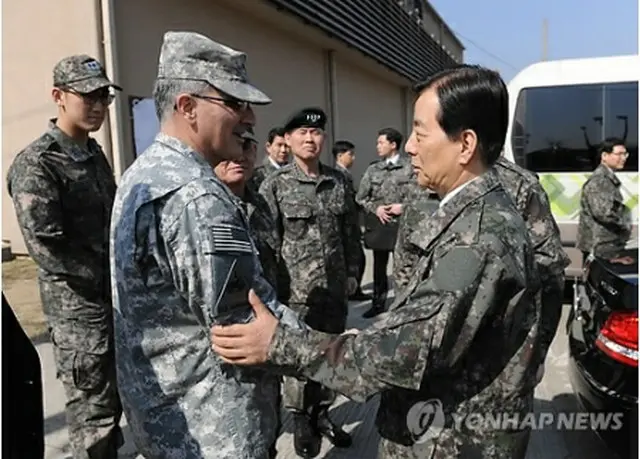 韓米合同軍事演習の現場を訪れた韓長官（右）＝６日、城南（聯合ニュース）