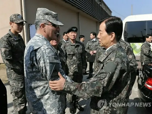 韓米合同軍事演習の現場を訪れた韓長官（右）＝６日、城南（聯合ニュース）