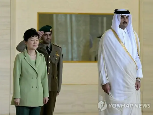 公式歓迎式に参加した朴大統領（左）＝（聯合ニュース）