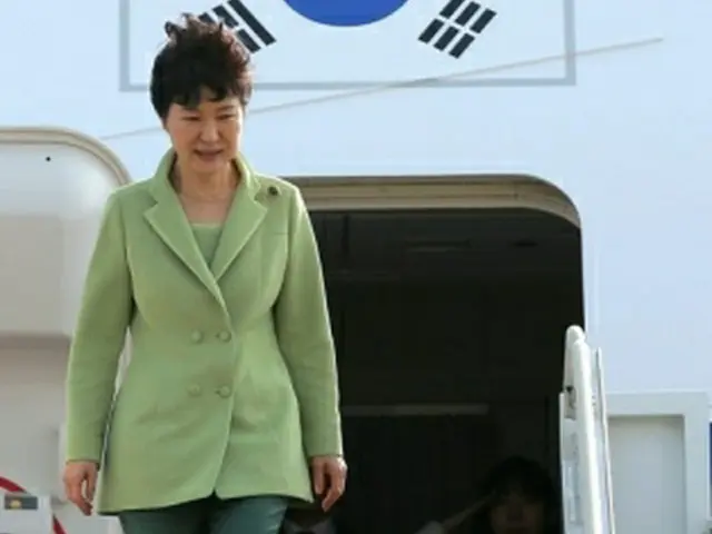 韓国に到着した朴大統領＝９日、城南（聯合ニュース）