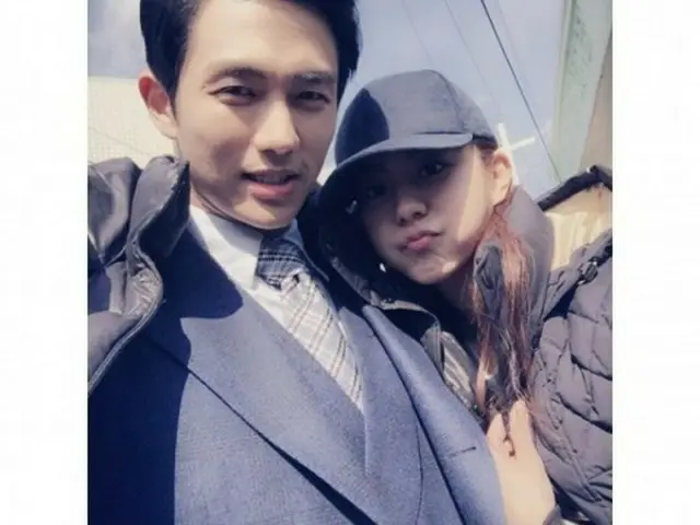 韓国の歌手兼女優ユイ（26）は最近、自身のInstagramにtvN月火ドラマ「ホグの愛」で共演中の「2AM」スロン（27）とのツーショットを公開した。（提供:news1）