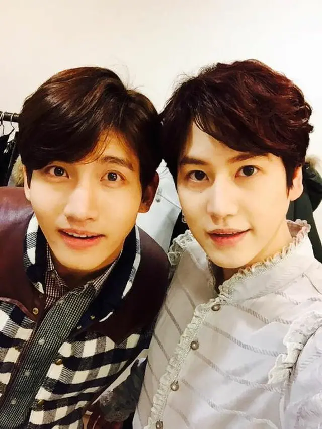 韓国アイドルグループ「東方神起」チャンミン（27）と「SUPER JUNIOR」キュヒョン（26）がツーショット写真を公開した。（提供:OSEN）
