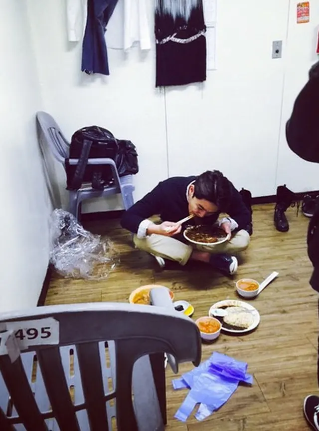 韓国アイドルグループ「SUPER JUNIOR」のカンイン（30）がチャジャンミョン（韓国風ジャージャー麺）を勢いよく食べる姿が捉えられた。（提供:OSEN）