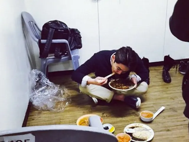 韓国アイドルグループ「SUPER JUNIOR」のカンイン（30）がチャジャンミョン（韓国風ジャージャー麺）を勢いよく食べる姿が捉えられた。（提供:OSEN）
