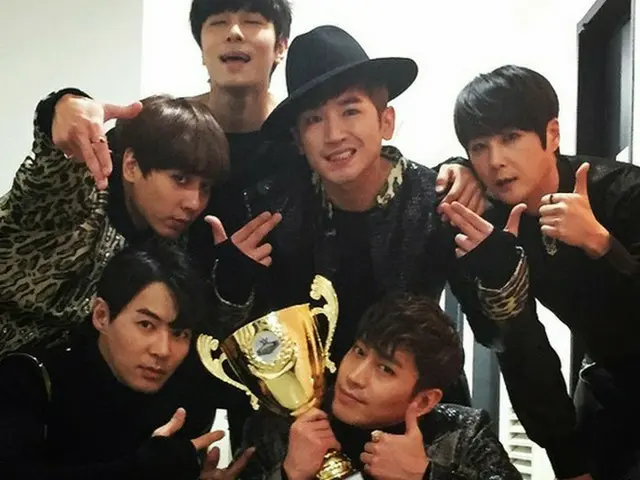 韓国男性グループ「SHINHWA」が新曲「Sniper」で初の1位を獲得し、記念ショットを公開した。（提供:OSEN）