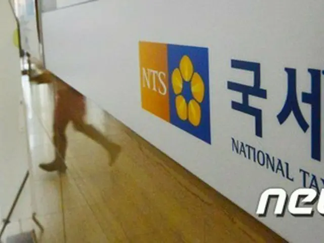 韓国の朴槿恵（パク・クネ）大統領の中東への歴訪期間中に国税庁の課長級幹部2人が買春により、警察に摘発され、緊急逮捕されていたことがわかった。