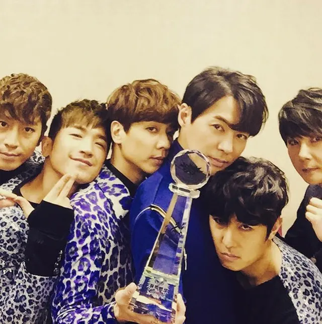 人気グループ「SHINHWA」が3つ目の1位を記念した写真を公開した。（提供:OSEN）