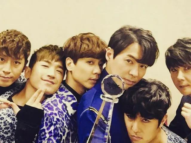 人気グループ「SHINHWA」が3つ目の1位を記念した写真を公開した。（提供:OSEN）