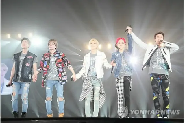 東京ドームで公演するSHINee（提供写真）＝（聯合ニュース）