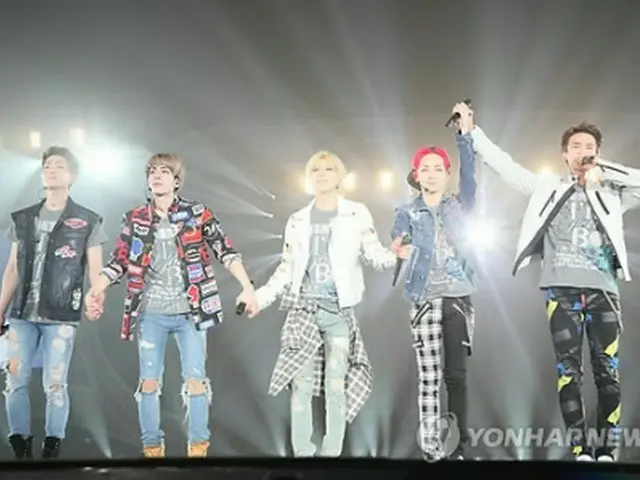 東京ドームで公演するSHINee（提供写真）＝（聯合ニュース）