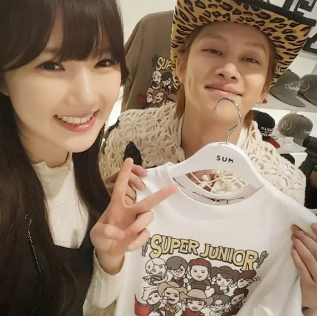 「SUPER JUNIOR」のキム・ヒチョル（31）がガールズグループ「GFRIEND」イェリン（18）とのツーショット写真を公開した。（提供:OSEN）