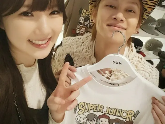 「SUPER JUNIOR」のキム・ヒチョル(31)がガールズグループ「GFRIEND」イェリン(18)とのツーショット写真を公開した。(提供:OSEN)