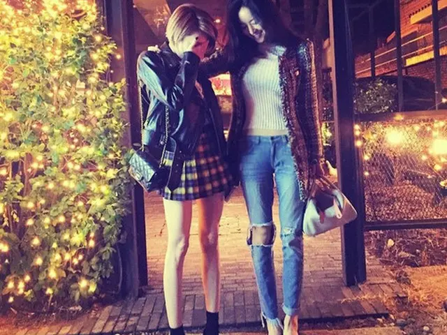 韓国女優ホン・スア（28）と歌手ソ・イニョン（30）が脚線美対決を繰り広げた。（提供:OSEN）