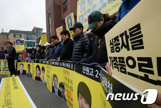 セウォル号沈没事故1周忌を1か月後に控えた17日、セウォル号行方不明者家族は「セウォル号引き揚げは真実を引き揚げること」とし、セウォル号の早急な引き揚げを政府に促した。