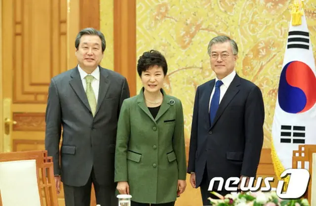 韓国大統領府が18日、前日の3者会合でムン・ジェイン（文在寅）新政治民主連合代表が「政府の経済政策は失敗した」と指摘したことに反論した。