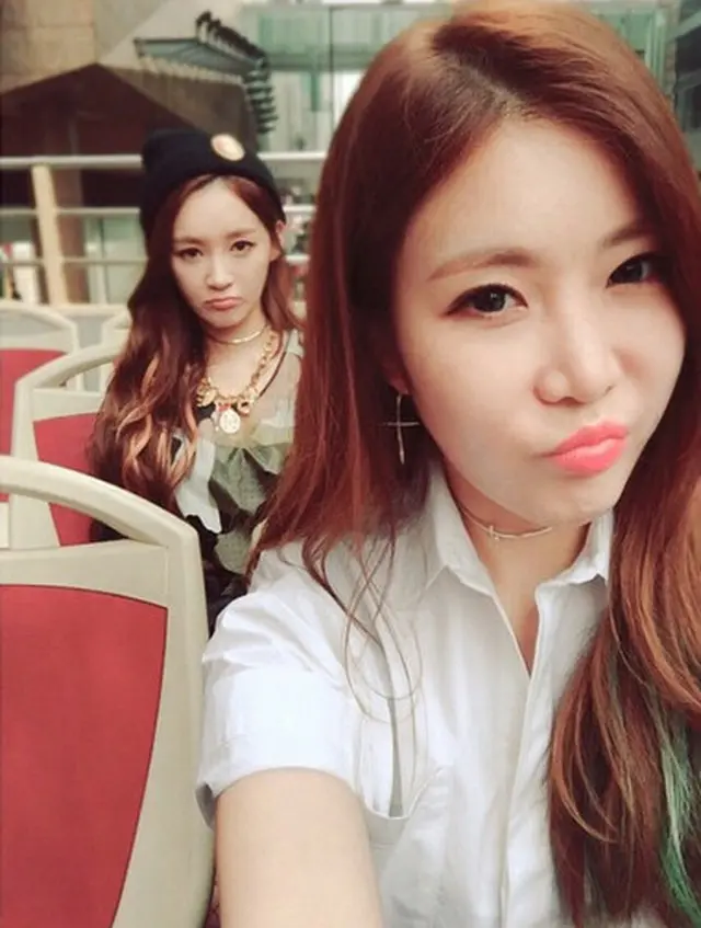 韓国女性デュオ「ダビチ」が、2ショット写真と共に近況を報告した。（提供:OSEN）