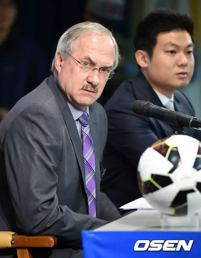 韓国サッカー代表ウリ・シュティーリケ監督は17日、サッカー会館で国際マッチで登録される23名の代表選手を発表し、「Kリーグにマラドーナ、メッシ級はいない」と断言した。（提供:OSEN）