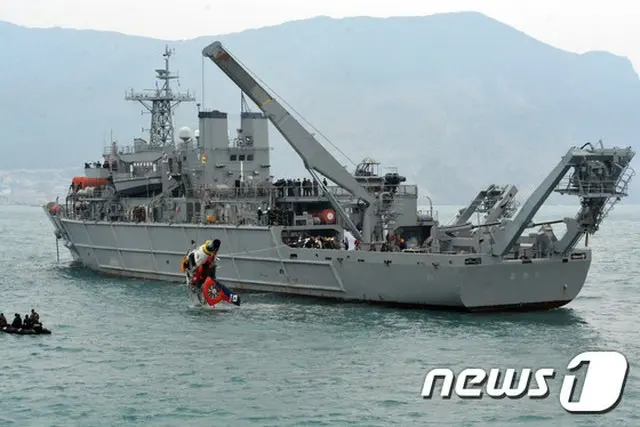 韓国南西部の全羅南道（チョルラナムド）可居島（カゴド）海上に墜落した海上警察のヘリコプターの機体が事故から8日ぶりに引き揚げられた。
