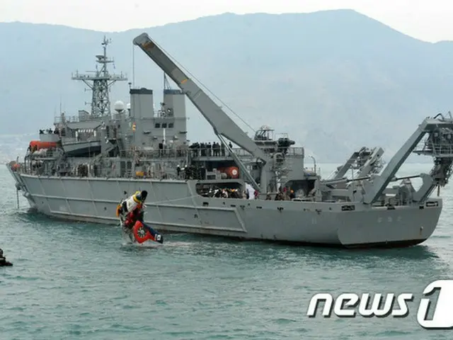 韓国南西部の全羅南道（チョルラナムド）可居島（カゴド）海上に墜落した海上警察のヘリコプターの機体が事故から8日ぶりに引き揚げられた。