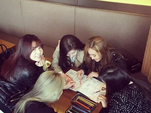 テヨンは20日午前、自身のInstagramに「塗り絵」という文章と共に写真を掲載した。(提供:OSEN)