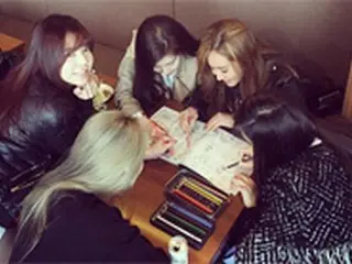 「少女時代は塗り絵に夢中」…テヨン、メンバーとの日常を公開