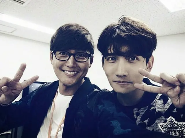 俳優イ・ジョンジン（写真左）が、人気グループ「東方神起」チャンミン（写真右）との記念写真を公開した。（イ・ジョンジンのInstagramより / 提供:OSEN）