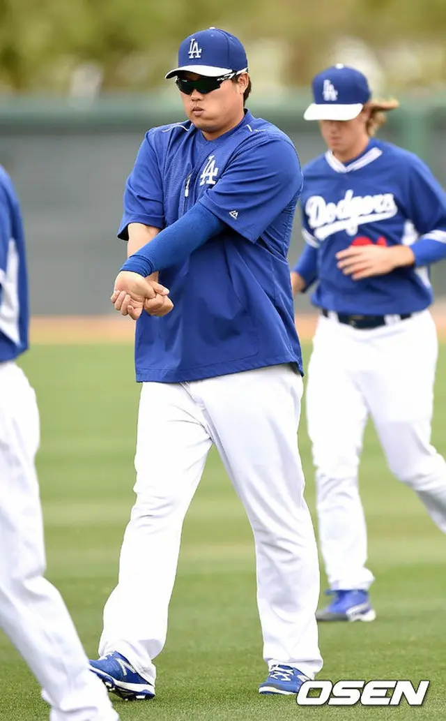 LAドジャースのリュ・ヒョンジン（柳賢振）がシーズン目前で肩の痛みに襲われ、足を引っ張られている。注射治療を受け、現在は様子を見守っているという。（提供:OSEN）