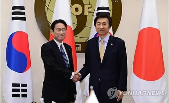 握手を交わす韓日外相＝（聯合ニュース）