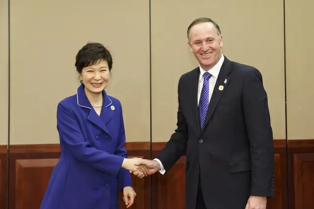 朴大統領は23日、NZのキー首相との会談を契機に、両国がFTA協定に正式署名することに対して「両国の修交53年の歴史に一線を引く意味深いことだと考える」と述べた。（提供:news1）