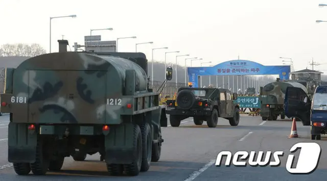 23日に韓国・坡州市の都羅山展望台付近のDMZ北朝鮮側で発生した火災により、火が軍事境界線を越えて拡散し、軍と消防当局が鎮火に当たっているが、日が暮れた頃に火は小康状態となった。（提供:news1）