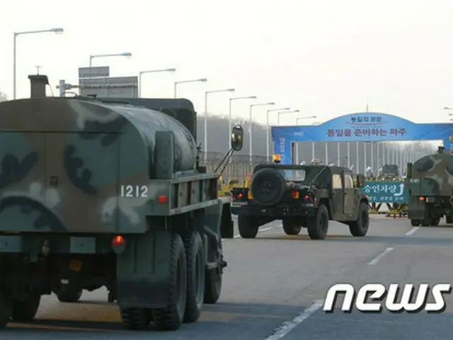 23日に韓国・坡州市の都羅山展望台付近のDMZ北朝鮮側で発生した火災により、火が軍事境界線を越えて拡散し、軍と消防当局が鎮火に当たっているが、日が暮れた頃に火は小康状態となった。（提供:news1）