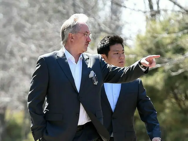 ウリ・シュティーリケ韓国サッカー代表チーム監督が脳震とうで招集に応じられなかったキム・ジンス（ホッフェンハイム）の代替者を招集しないことにした。（提供:OSEN）