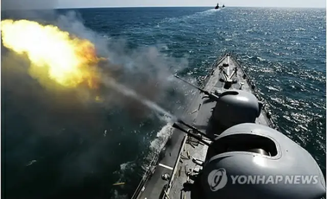射撃を行う哨戒艦の艦砲（写真共同取材団）＝２５日、仁川（聯合ニュース）