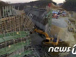韓国ソウル近郊でコンクリート建造物崩壊…作業員16名落下、1名死亡