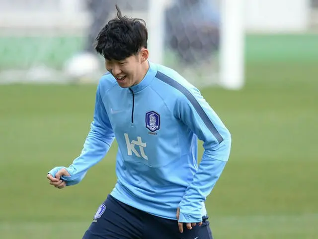 韓国のサッカー選手ソン・フンミン（22、ドイツ・レバークーゼン）がサッカーファンにKリーグに対する愛情を求めた。