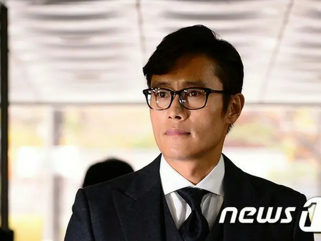 韓国俳優イ・ビョンホン（45）を脅迫した容疑で起訴され、1審で実刑を宣告されていたモデルのイ・ジヨン（26、女）とガールズグループ「GLAM」ダヒ（22）が控訴審で執行猶予に減刑された。