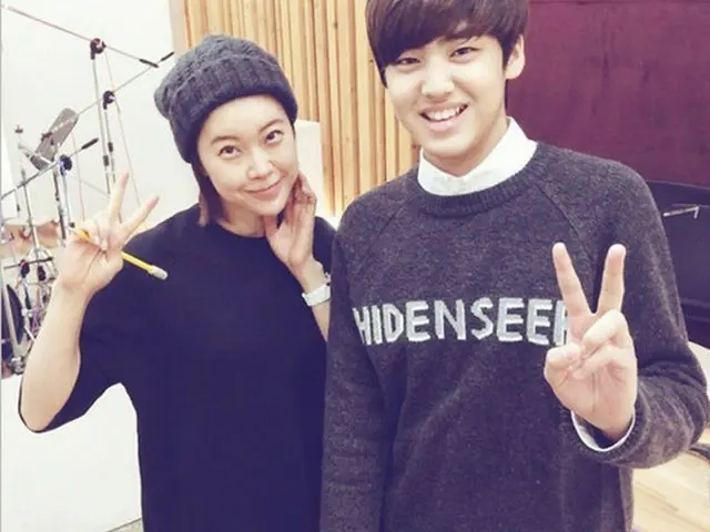 韓国歌手ペク・チヨン（38）とソン・ユビン（16）が、仲睦まじい2ショット写真を公開した。（提供:OSEN）