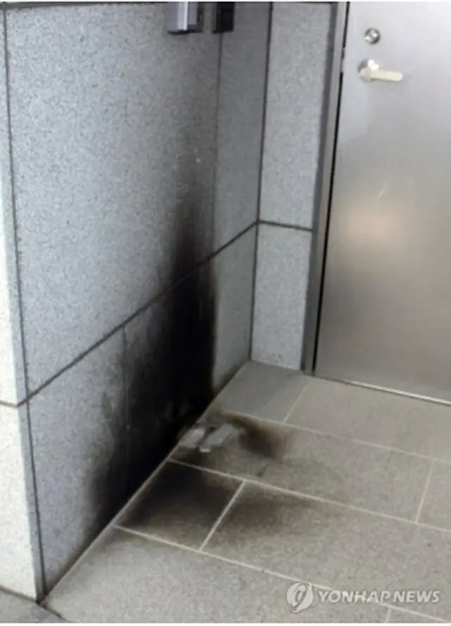 黒いすすが残っている韓国文化院の壁＝２６日、東京（聯合ニュース）