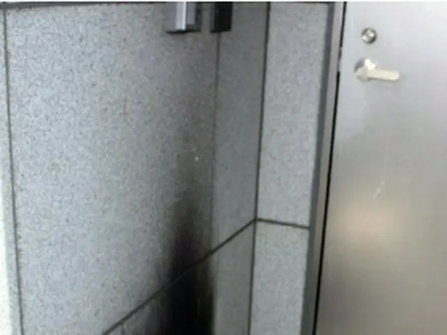 黒いすすが残っている韓国文化院の壁＝２６日、東京（聯合ニュース）