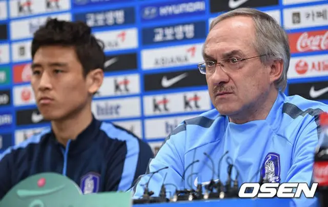 韓国サッカー代表チームのキャプテンは、継続してキ・ソンヨン（スウォンジー・シティ、26）が務めることがシュティーリケ監督の口から明かされた。（提供:OSEN）