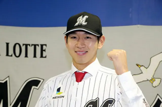 千葉ロッテの韓国人投手イ・デウン（李大恩）は去る29日、ソフトバンクとの開幕第3戦に先発登板し、初勝利を収めた。（提供:OSEN）
