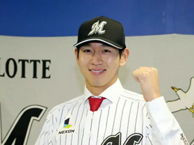 千葉ロッテの韓国人投手イ・デウン（李大恩）は去る29日、ソフトバンクとの開幕第3戦に先発登板し、初勝利を収めた。（提供:OSEN）