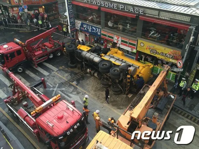 3月の最後の日曜日であった29日午後2時20分頃、ソウル市内にある現代百貨店の駐車場前の道路に突然穴が開き、15トンの下水道浚渫車両が横転する事故が起きた。（提供:news1）