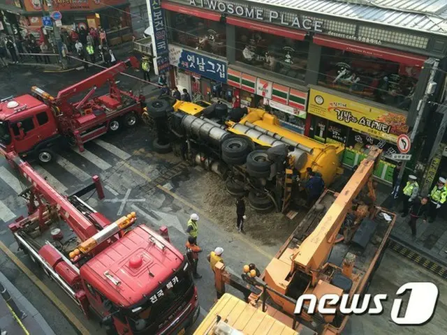 3月の最後の日曜日であった29日午後2時20分頃、ソウル市内にある現代百貨店の駐車場前の道路に突然穴が開き、15トンの下水道浚渫車両が横転する事故が起きた。（提供:news1）