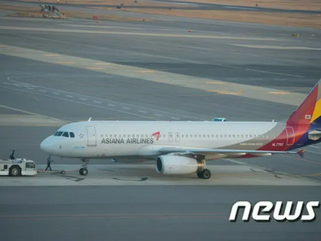 韓国・仁川（インチョン）国際空港で、中国のビザを紛失した韓国人乗客7人が「自発的降機」を要請し、アシアナ航空の航空機離陸が1時間ほど遅れた。
