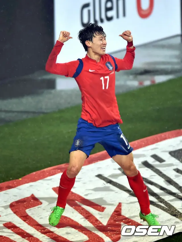 代表引退を発表した男子サッカー韓国代表のチャ・ドゥリ（FCソウル）に勝利を手渡したのは、代表ルーキーのイ・ジェソン（全北現代）だった。（提供:OSEN）